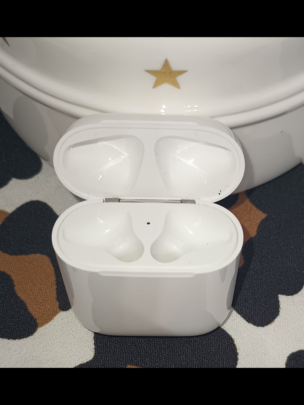 White Wireless Earbuds Charging Case